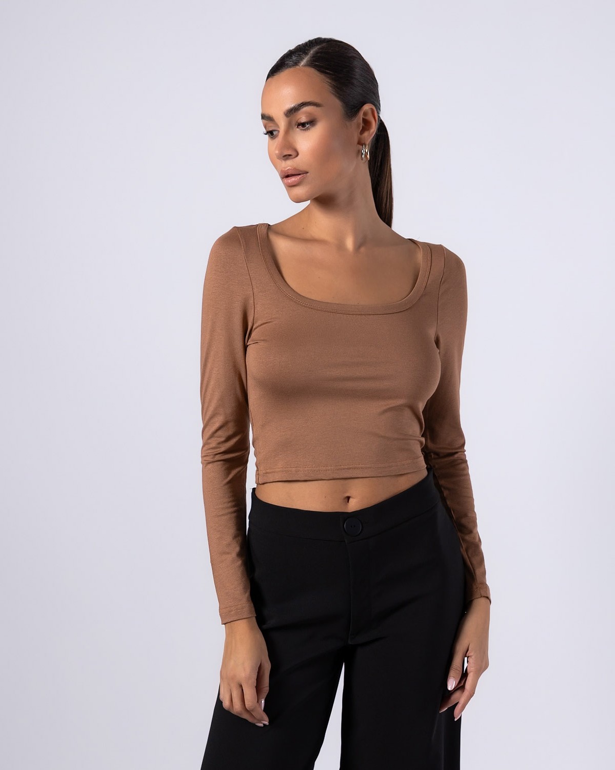 Μπλούζα crop top μακρυμάνικη με ανοιχτή λαιμόκοψη Πούρο 