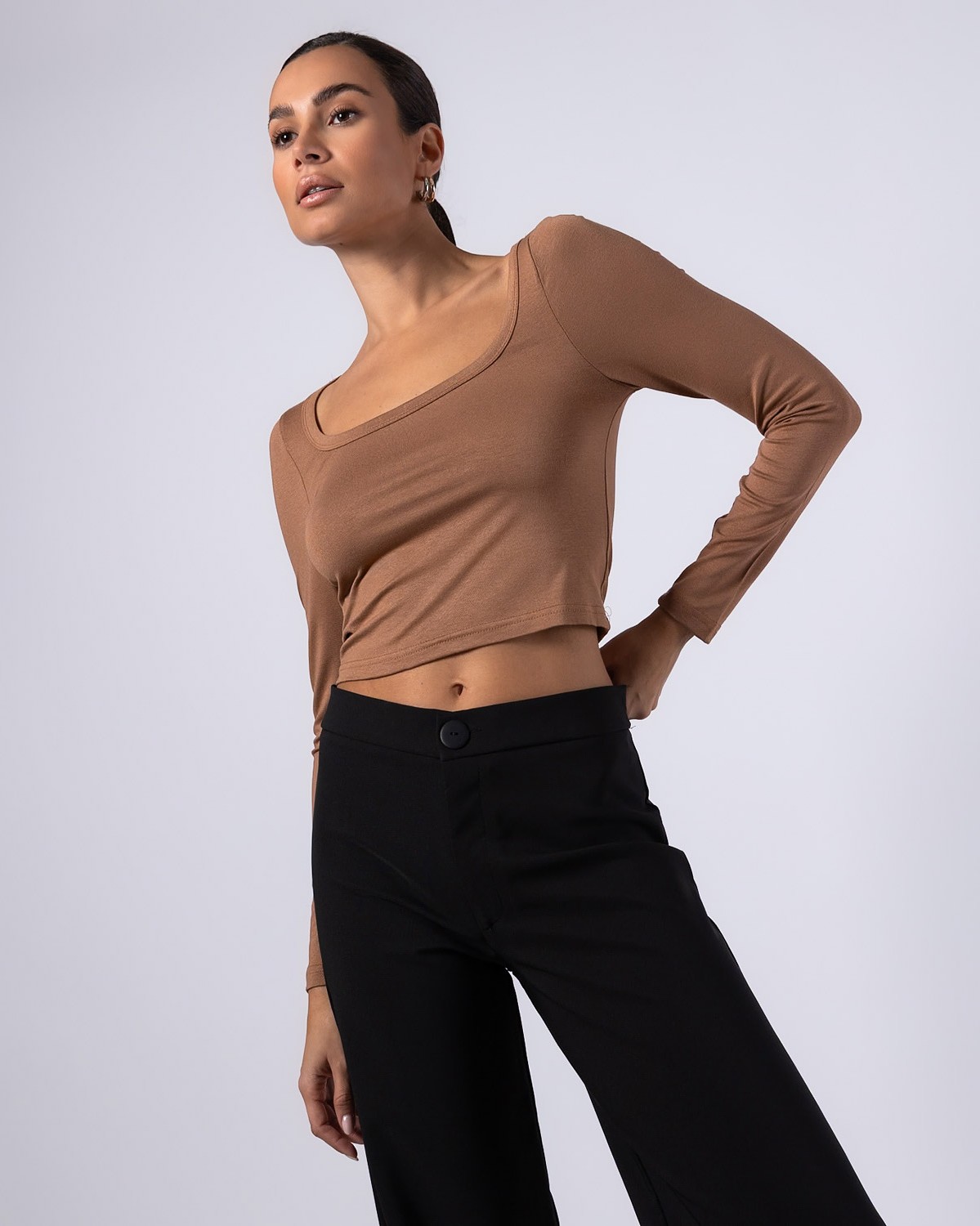 Μπλούζα crop top μακρυμάνικη με ανοιχτή λαιμόκοψη Πούρο 