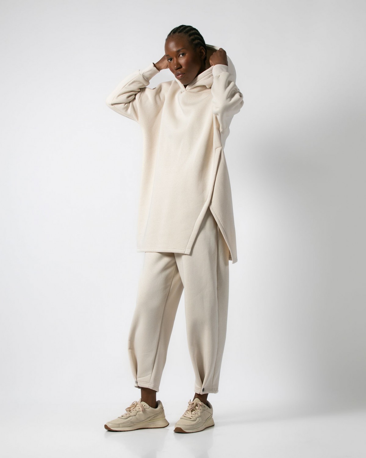 Σετ φούτερ χνούδι με λοξό άνοιγμα και κουκούλα - Παντελόνι με τρούκ στο τελείωμα Cream
