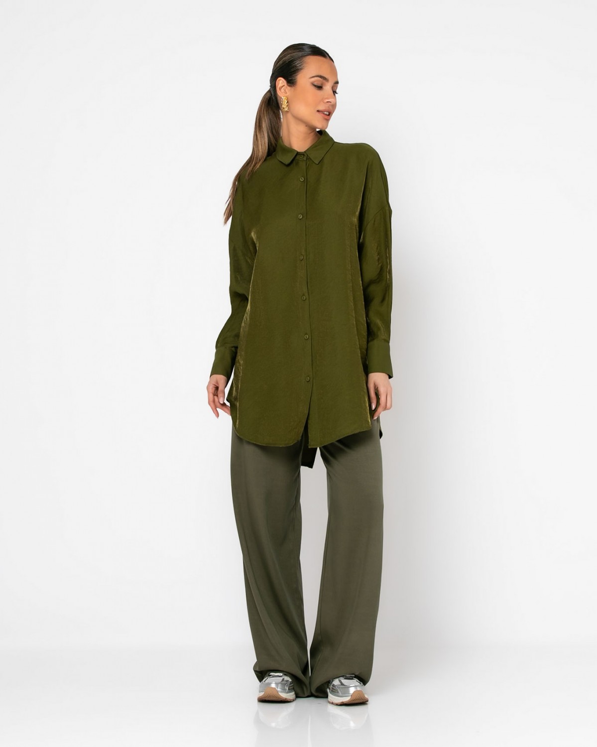 Πουκάμισο Oversized μακρυμάνικο σε γυαλιστερή όψη με άνοιγμα στην πλάτη Dark olive