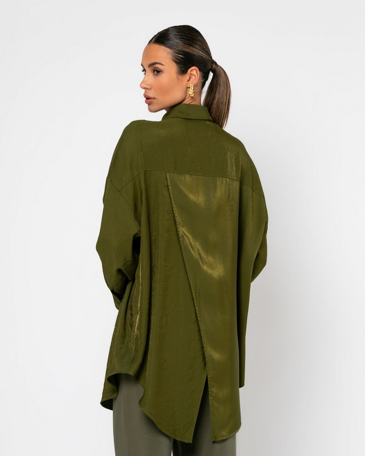 Πουκάμισο Oversized μακρυμάνικο σε γυαλιστερή όψη με άνοιγμα στην πλάτη Dark olive