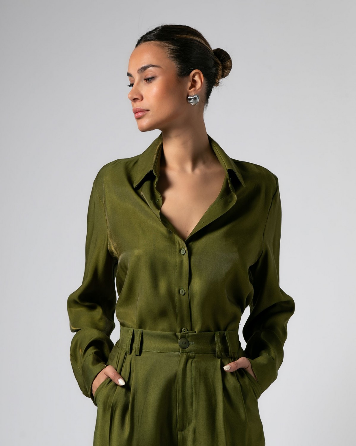 Πουκάμισο μακρυμάνικο με γυαλιστερή όψη Λαδί σκούρο