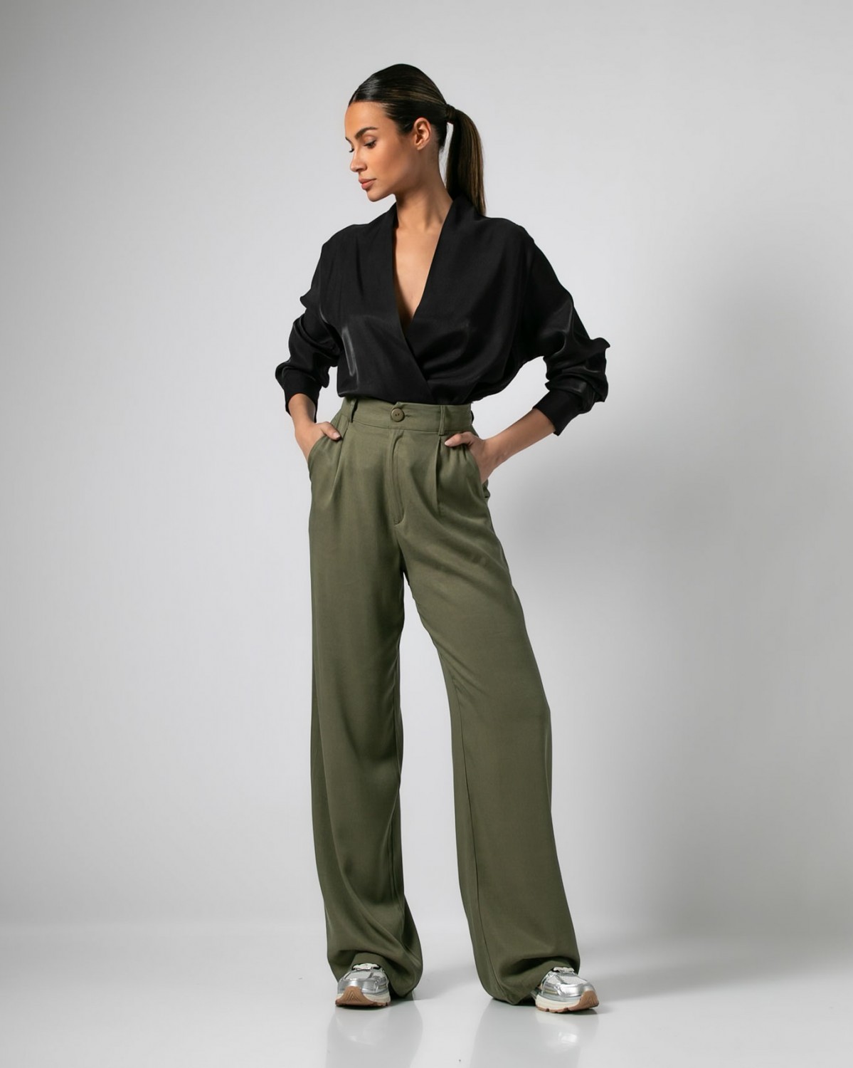 Μπλούζα μακρυμάνικη κρουαζέ με βαθύ άνοιγμα και γυαλιστερή όψη Μαύρο 