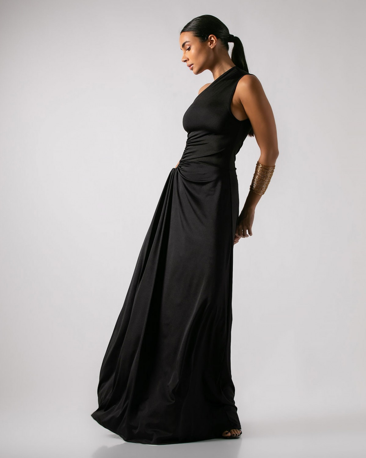 Φόρεμα με έναν ώμο, άνοιγμα στην μέση και σούρα Μαύρο 