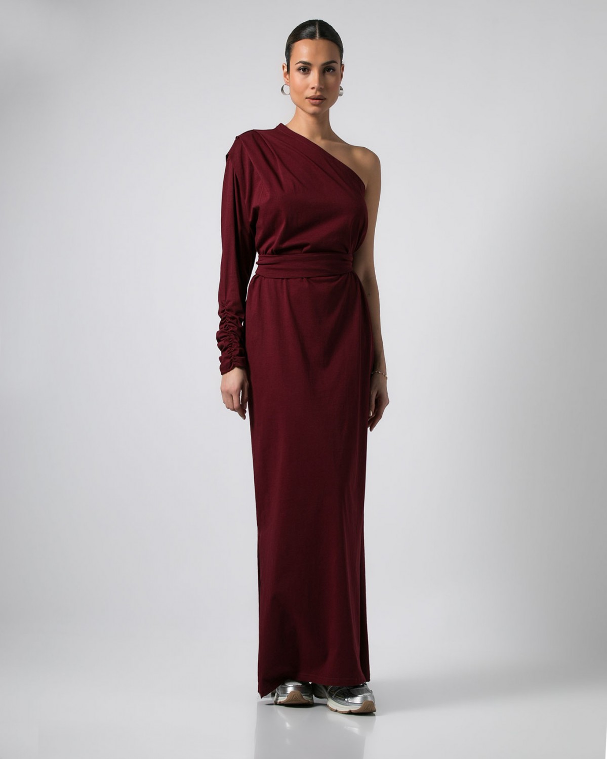 Φόρεμα maxi βαμβακερό με έναν ώμο και σούρα στο μανίκι Μπορντώ σκούρο 