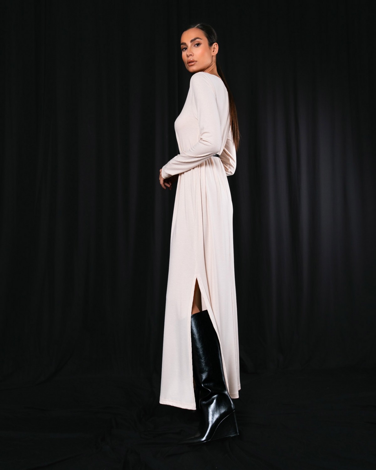 Φόρεμα maxi μακρυμάνικο σε ριπ με "V" και άνοιγμα στο πλάι Cream 