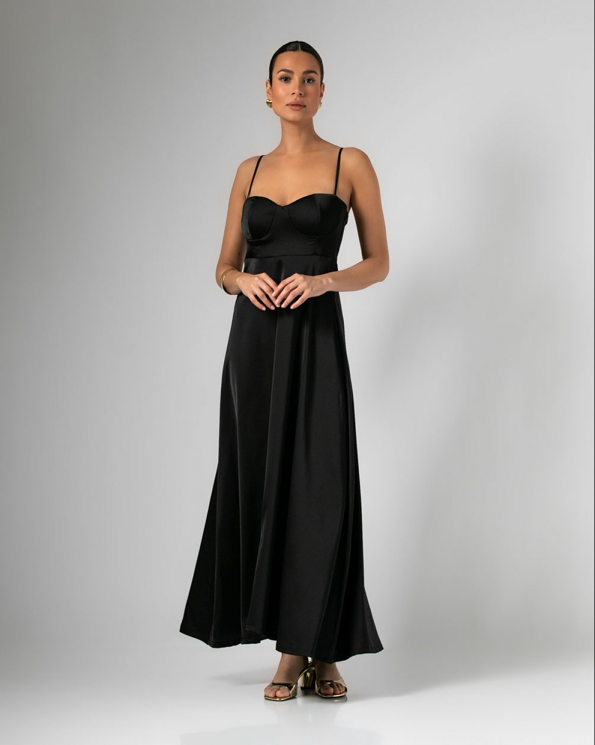 Φόρεμα maxi σατέν κλος με ρυθμιζόμενη τιράντα και cups στο στήθος Μαύρο 