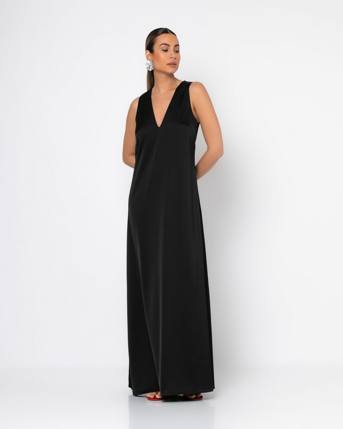 Φόρεμα maxi σατέν αμάνικο με "V" Μαύρο 