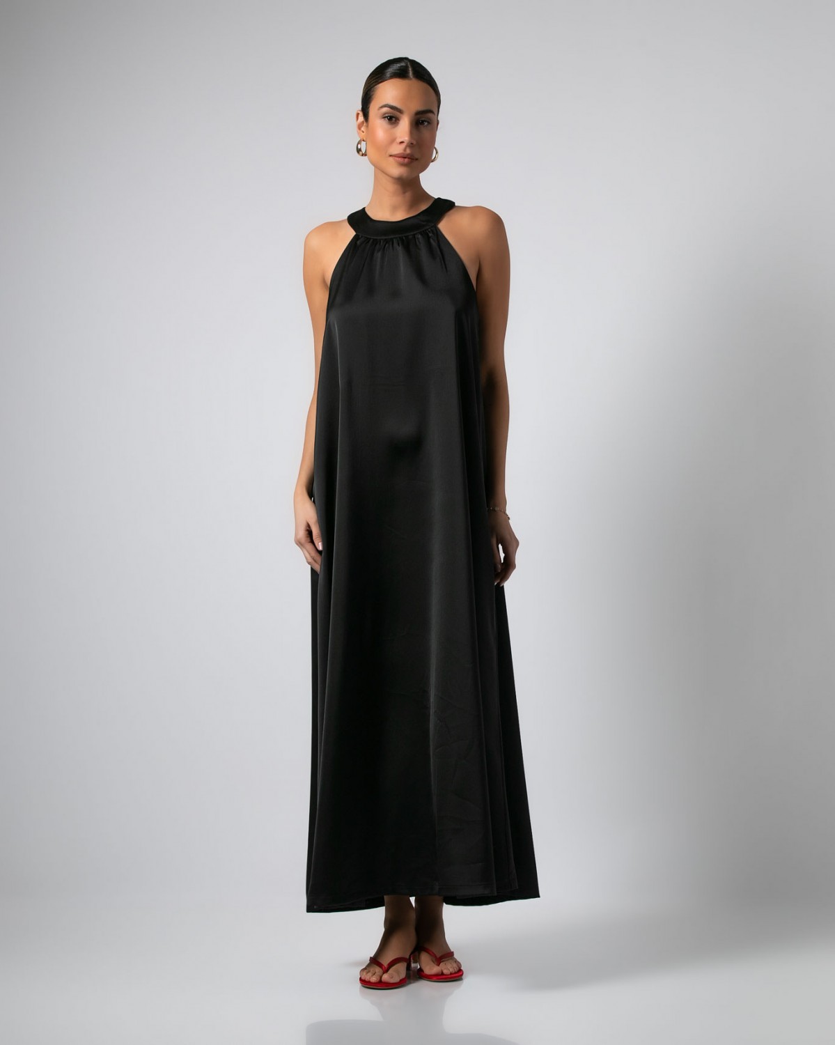 Φόρεμα maxi σατέν αμάνικο με κλειστή λαιμόκοψη Μαύρο 