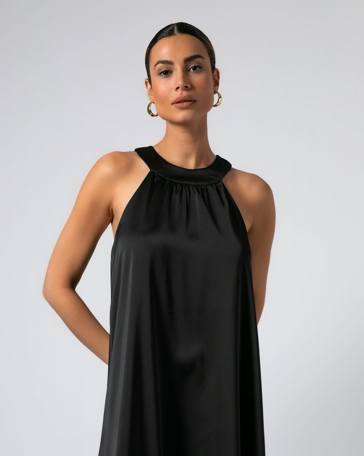 Φόρεμα maxi σατέν αμάνικο με κλειστή λαιμόκοψη Μαύρο 