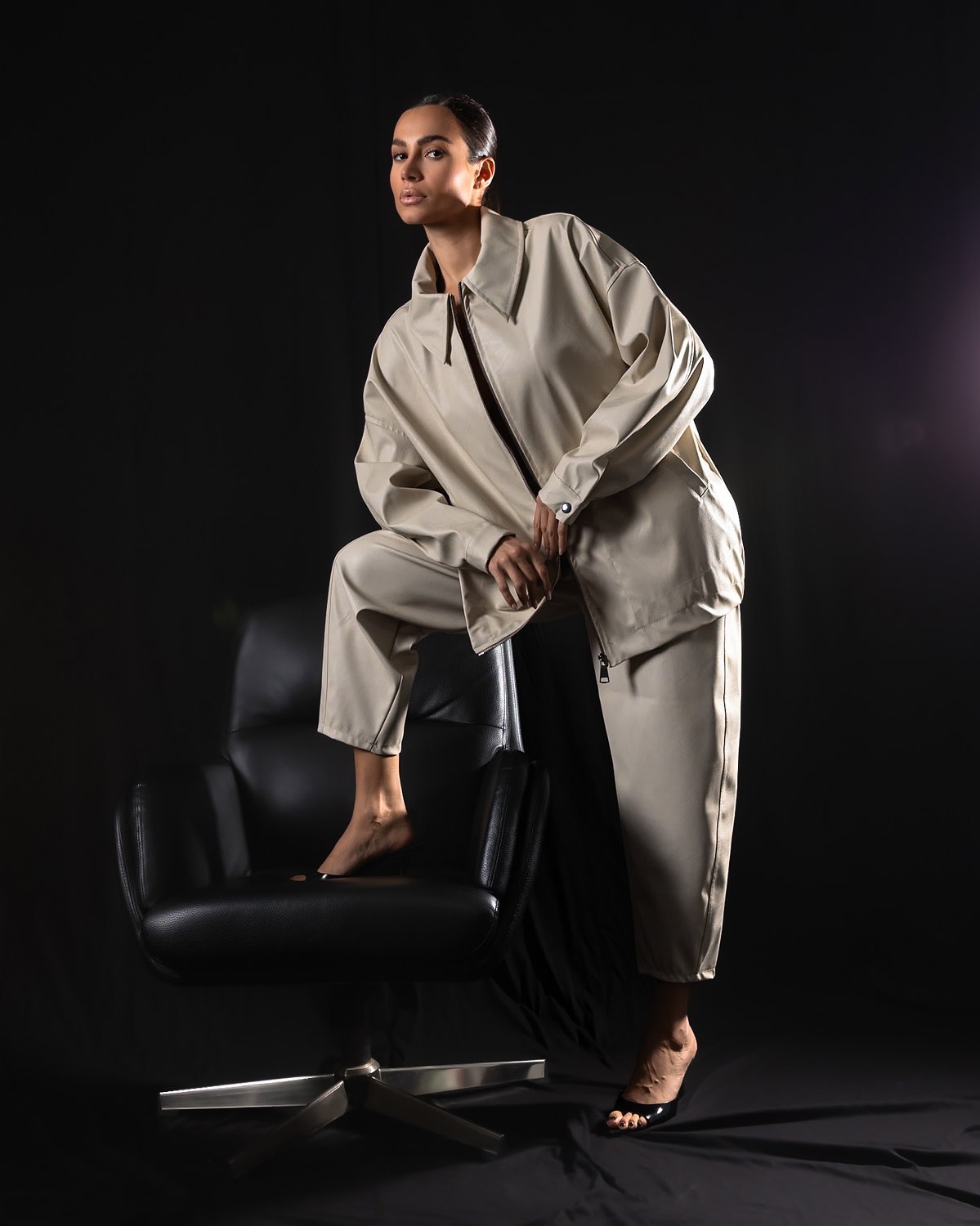 Παντελόνι δερματίνη carrot fit με λάστιχο στην μέση Cream