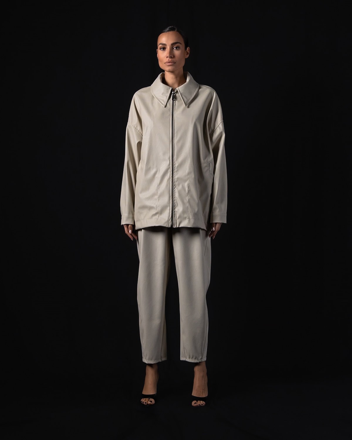 Παντελόνι δερματίνη carrot fit με λάστιχο στην μέση Cream