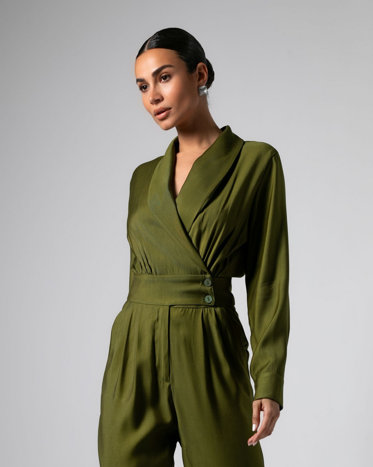 Φόρμα ολόσωμη μακρυμάνικη κρουαζέ με πιέτες σε γυαλιστερή όψη Dark olive