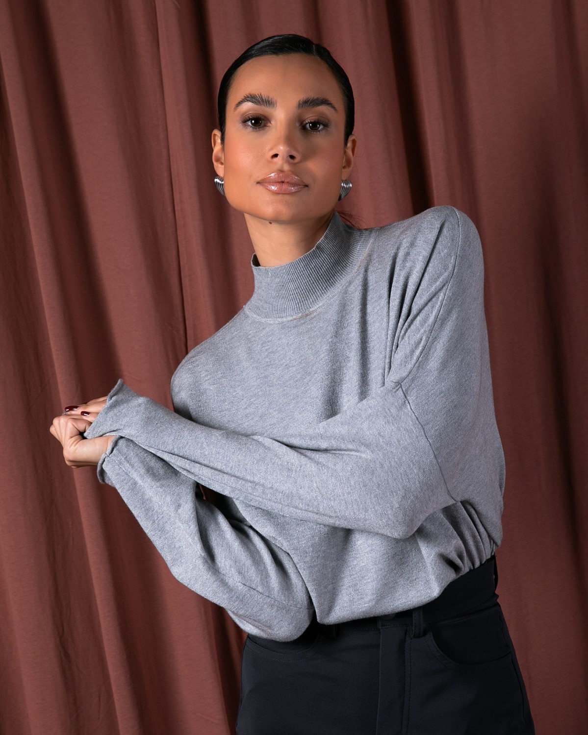 Μπλούζα μακρυμάνικη ψιλό πλεκτό απαλή υφή φαρδύ με χαμηλό ζιβάγκο Γκρι μελανζέ 