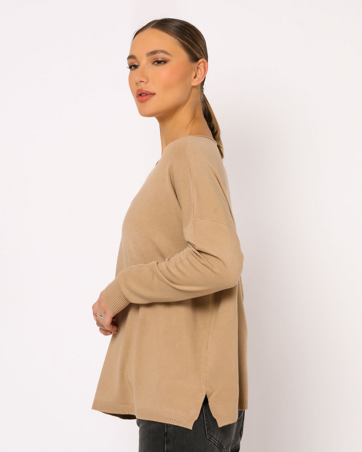 Μπλούζα ψιλό πλεκτό απαλή υφή με ανοιχτή λαιμόκοψη Κάμελ   