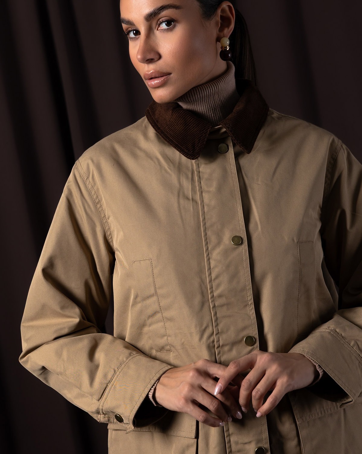 Jacket με εξωτερικές τσέπες και κοτλέ γιακά Beige