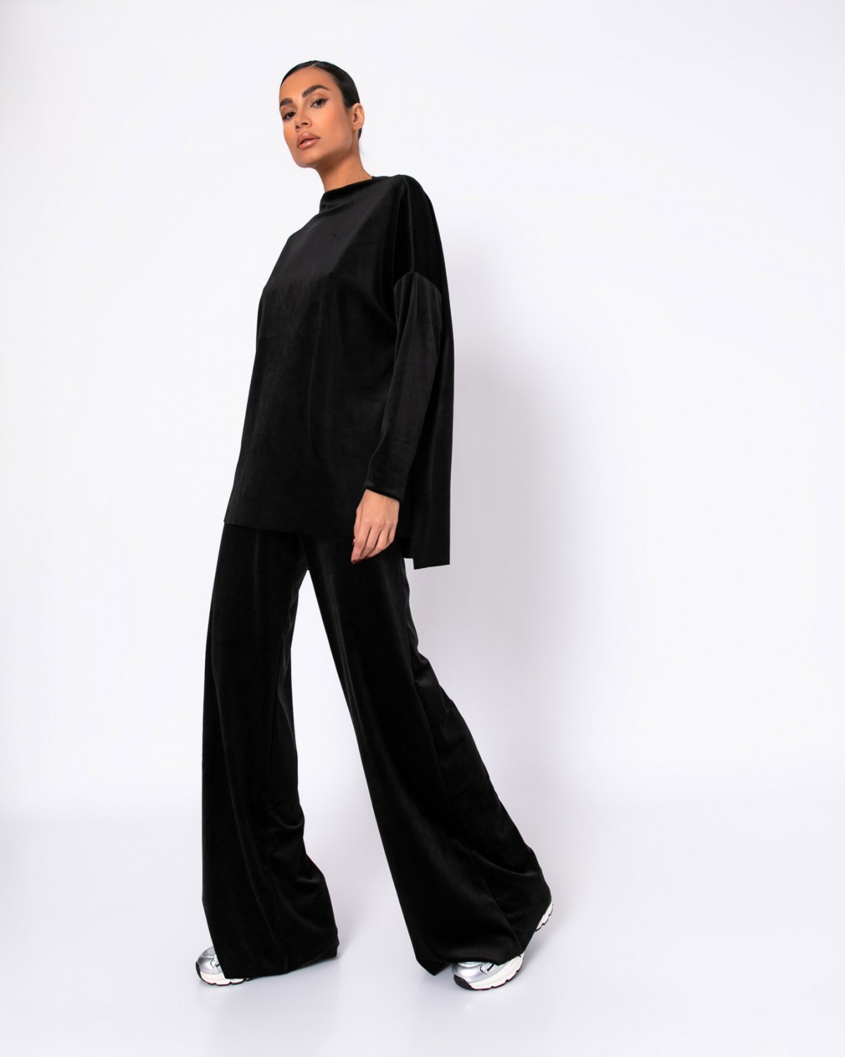 Σετ βελουτέ μπλούζα με κλειστή λαιμόκοψη πιο μακριά πίσω - παντελόνι με λάστιχο στην μέση Μαύρο 