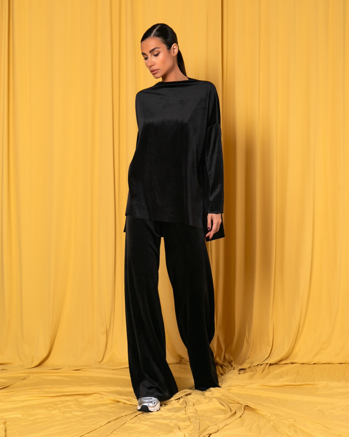 Σετ βελουτέ μπλούζα με κλειστή λαιμόκοψη πιο μακριά πίσω - παντελόνι με λάστιχο στην μέση Μαύρο 