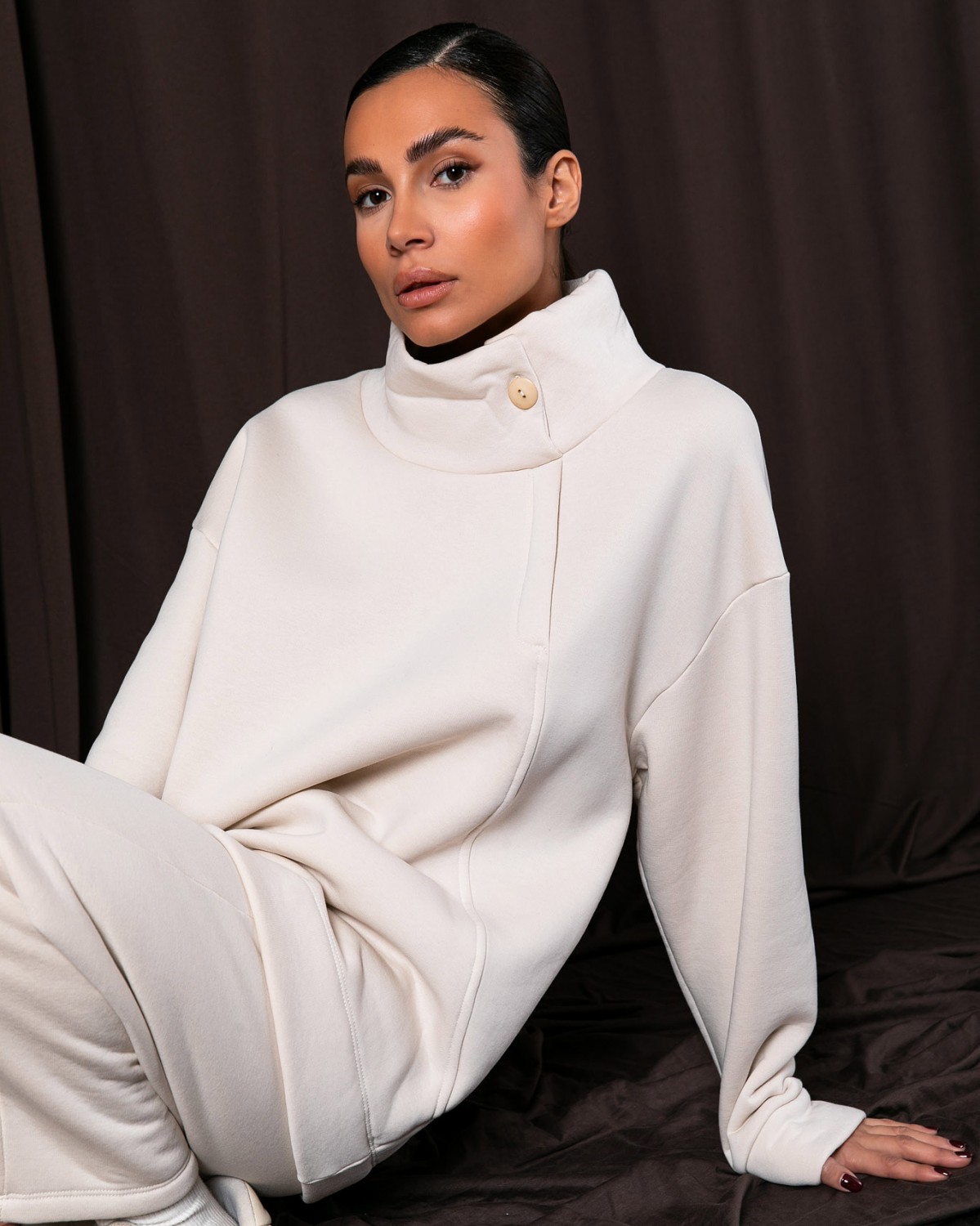 Σετ φούτερ χνούδι μπλούζα μακρυμάνικη oversized με κουμπί στο γιακά - Παντελόνι carrot fit  με λάστιχο στην μέση Cream