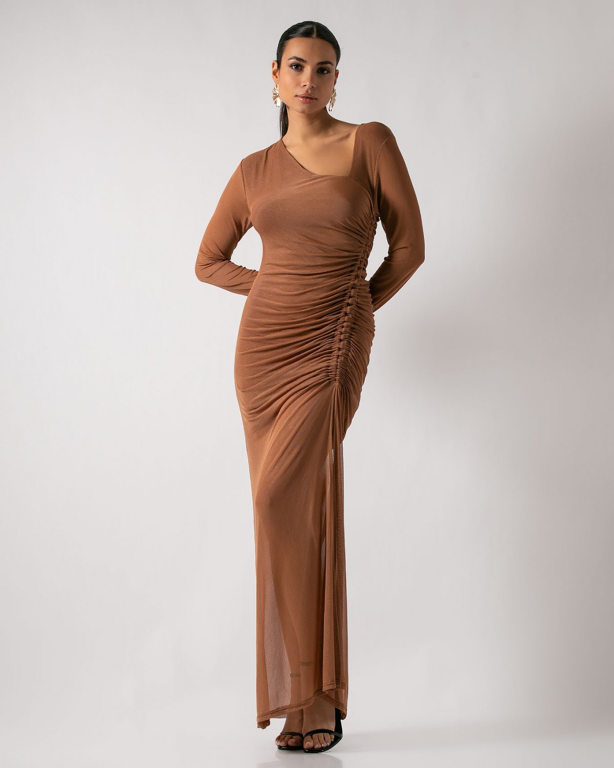 Φόρεμα maxi μακρυμάνικο σε ελαστικό τούλι με σούρα στο πλάι Πούρο 