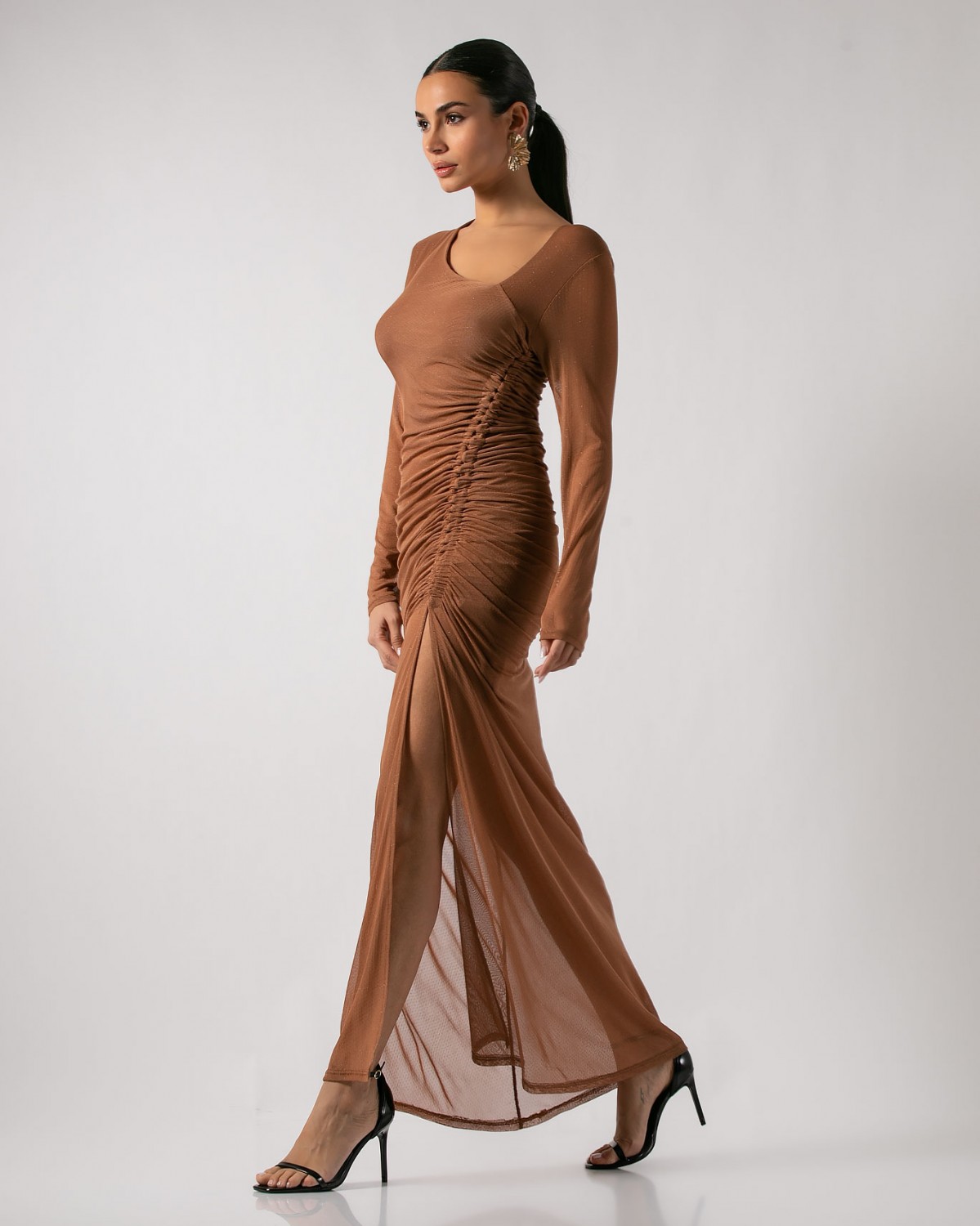 Φόρεμα maxi μακρυμάνικο σε ελαστικό τούλι με σούρα στο πλάι Πούρο 