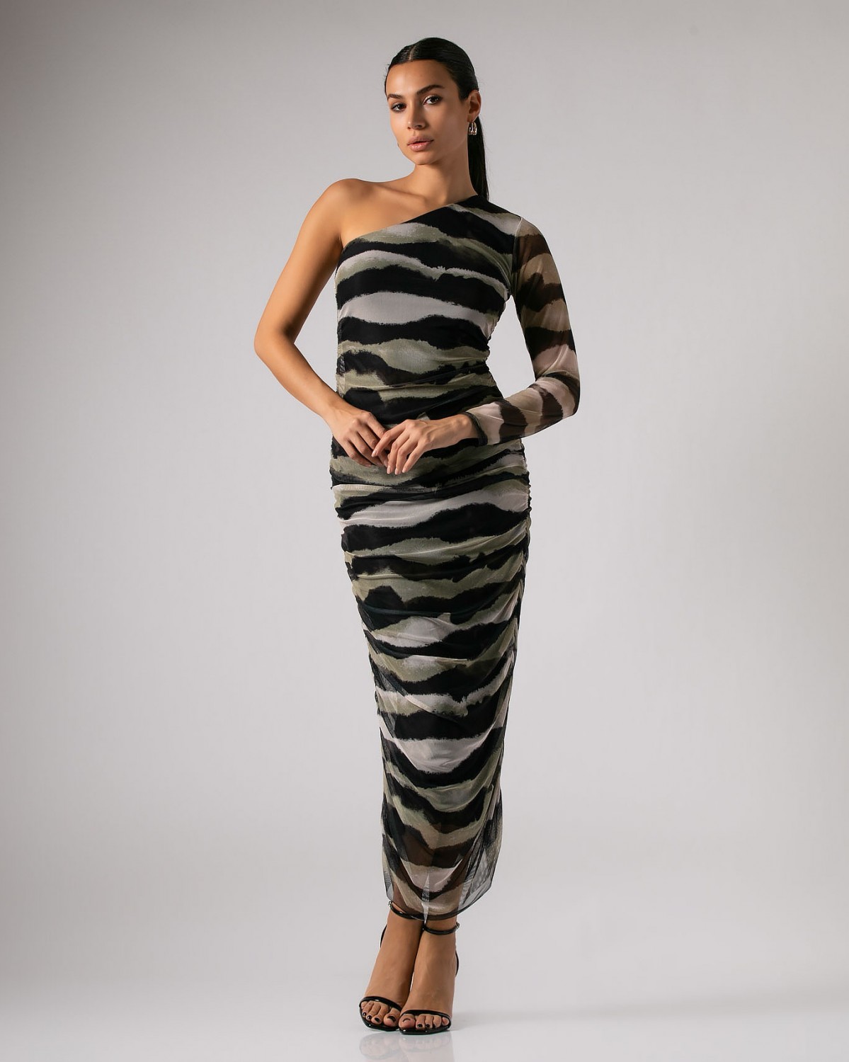 Φόρεμα maxi σε ελαστικό τούλι  με σούρες και ένα μανίκι Χακί - Μαύρο 