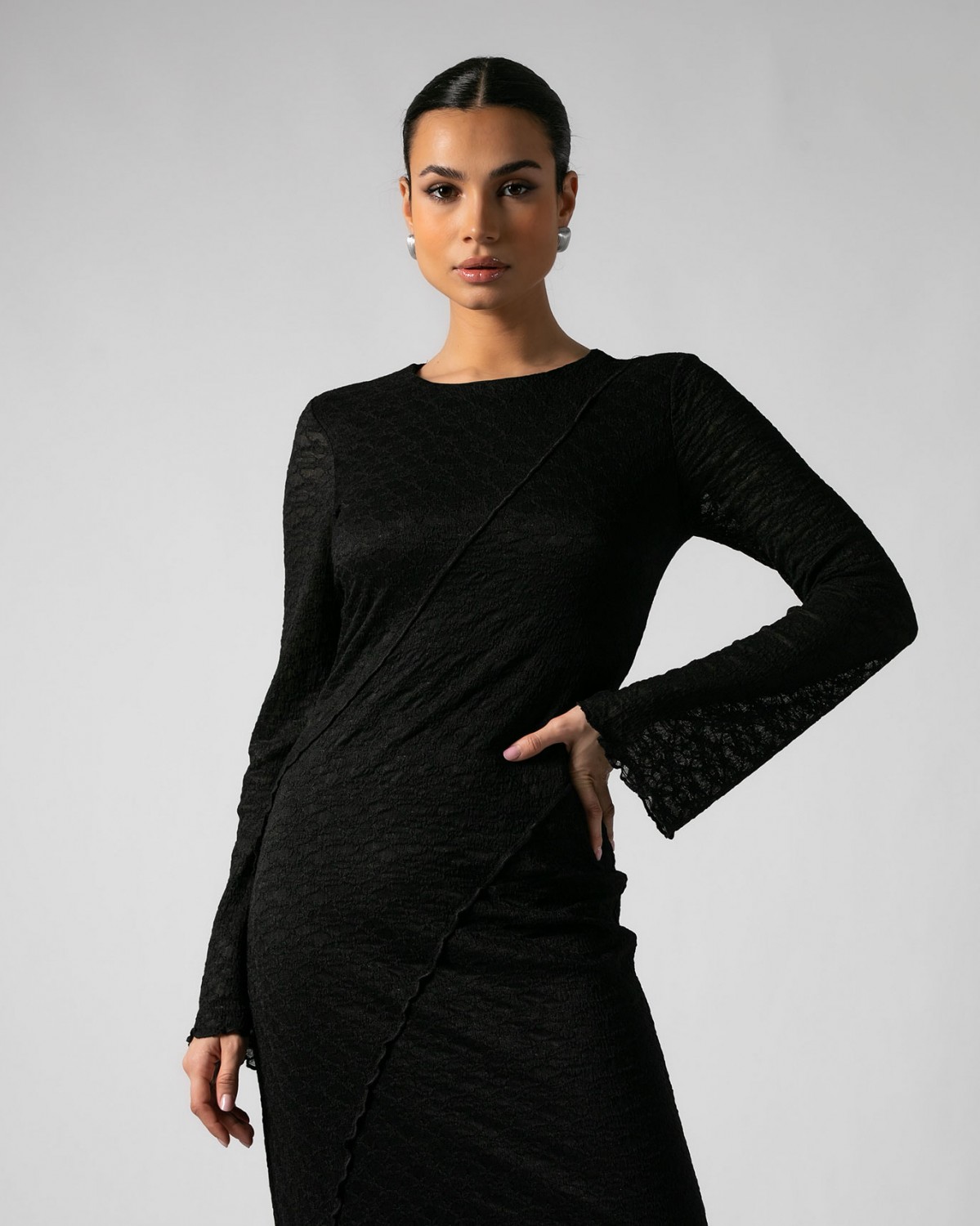 Φόρεμα maxi μακρυμάνικο σε ελαστική δαντέλα με καμπάνα μανίκι Μαύρο 