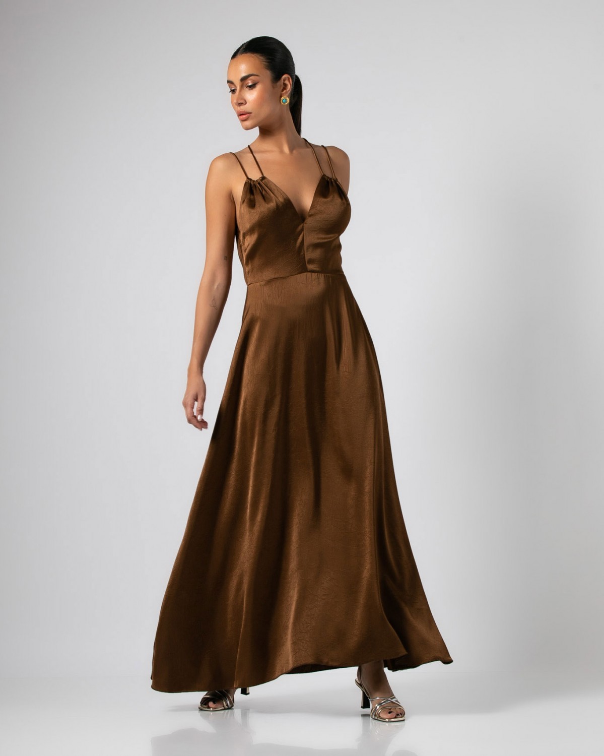 Φόρεμα maxi σατέν με διπλές ράντες Καφέ 