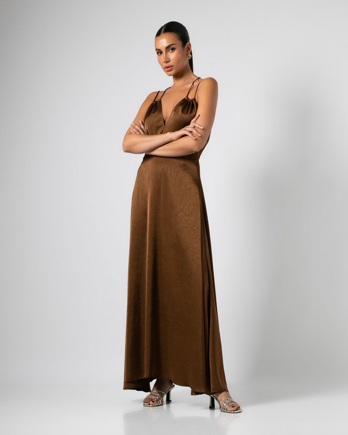 Φόρεμα maxi σατέν με διπλές ράντες Καφέ 