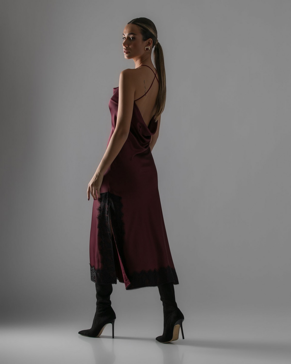 Φόρεμα maxi σατέν με δαντέλα και χιαστή λεπτή τιράντα Μπορντώ σκούρο 